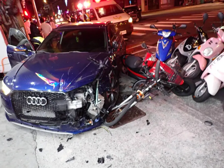 影/台中男深夜酒駕撞車！副駕駛被搜出槍毒…2人下場慘了