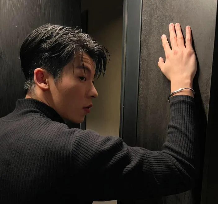 忙3個月沒休息…許光漢病倒後首發聲！曬扶牆照喊「2字」報平安