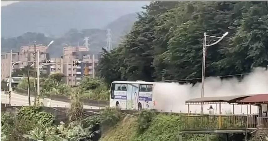 基隆驚現「蒸汽公車」！呼嘯而過留下長長白煙　業者出面這樣說