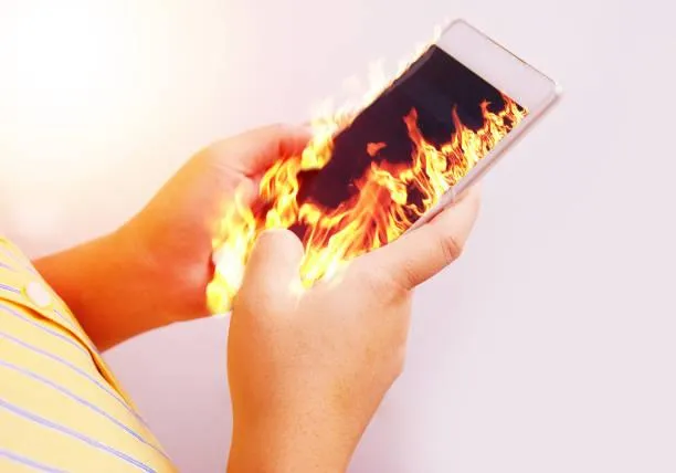 手機炸死人！男「手機充電接電話」秒炸開…倒臥血泊驚悚亡