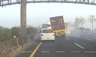 影/絕命終結站上演！貨櫃車「失控甩尾」護欄遭殃　轎車擦撞死裡逃生