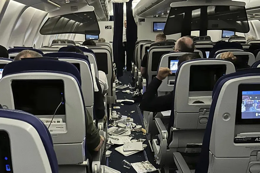 影/德客機遭雷劈　急墜千呎如「自由落體」...乘客拋飛濺血7人送醫
