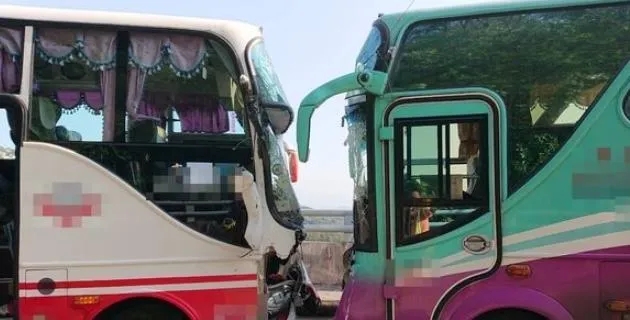 快訊/新店某私立高職接駁車對撞！學生嚇壞司機輕傷送醫