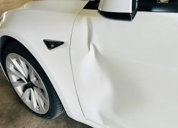 特斯拉不敵梧棲5級風！門把拉不住「車門竟被吹凹」　修理費慘噴保險卻拒賠