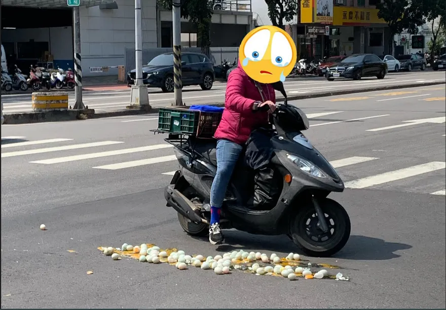 蛋蛋的哀傷！機車騎士載蛋成「在地美食」　網友不忍心：從富翁變乞丐