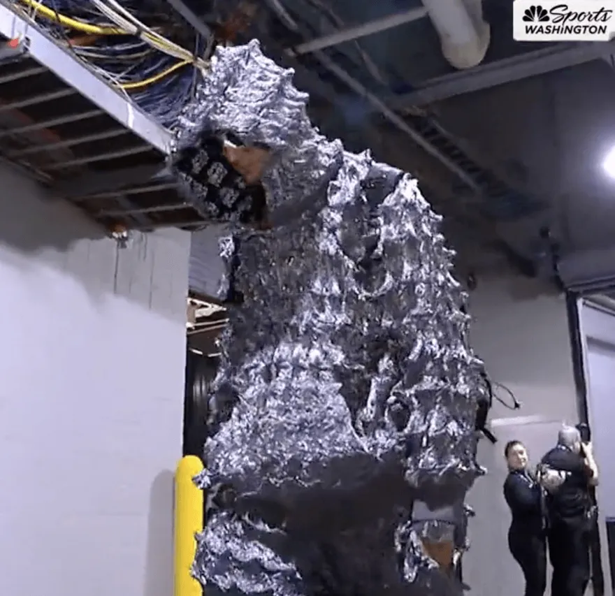 這衣Q太難懂！「黑色氣囊裝」後最新力作…庫茲馬「鋼絲球裝」又驚呆全網