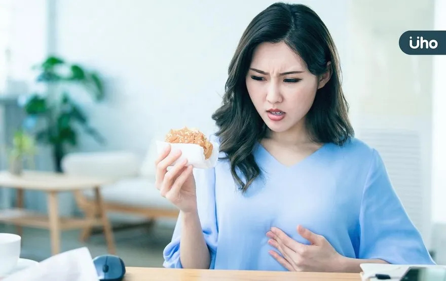 火燒心、食道長白斑⋯竟「食道發霉了！」　醫警告「8族群」免疫力差要小心！