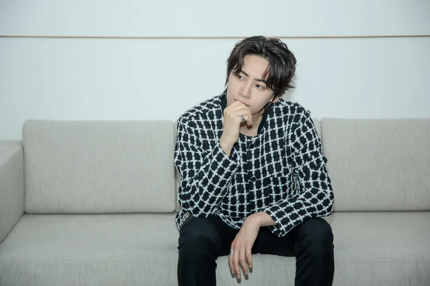 李鎭赫被拱「秀肌肉」表情很母湯　記者會突請工作人員上手機全場笑翻