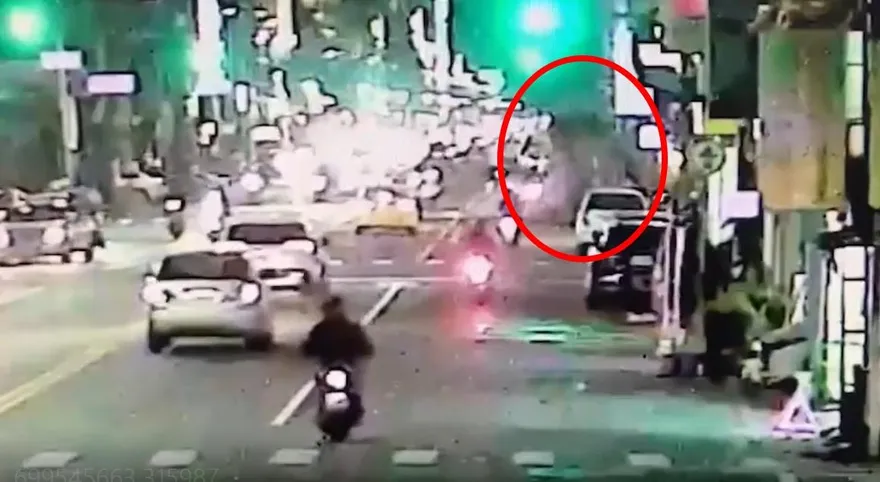 快訊／轟然巨響百戶停電！高雄前金路口手孔蓋冒煙噴飛　台電：電纜燒損