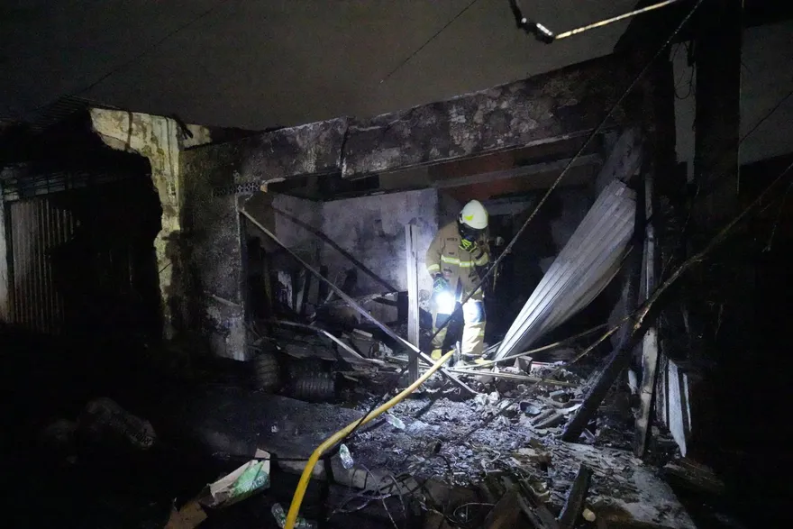 影/印尼雅加達石油庫爆炸增至17死、數千民眾撤離　疑是雷擊管線致災