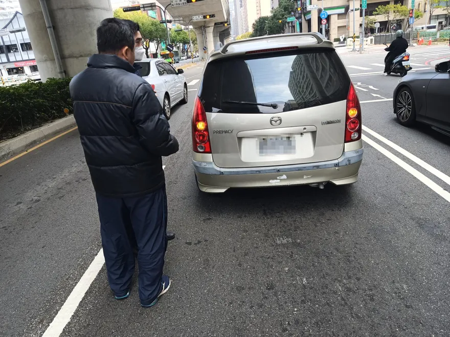 汽車的反擊？路上拋錨駕駛剛下車　竟遭愛車鎖門外