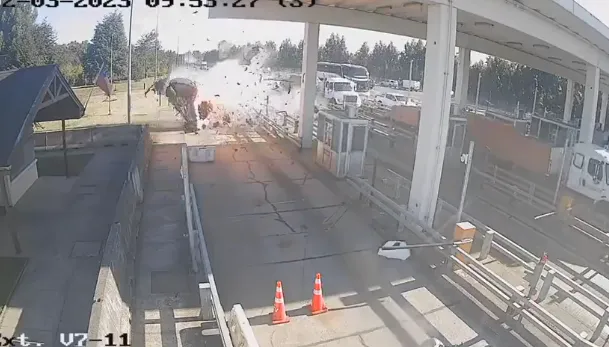 影/驚悚瞬間曝！男子駕車高速衝撞分隔島　車體支離破碎駕駛彈飛慘死