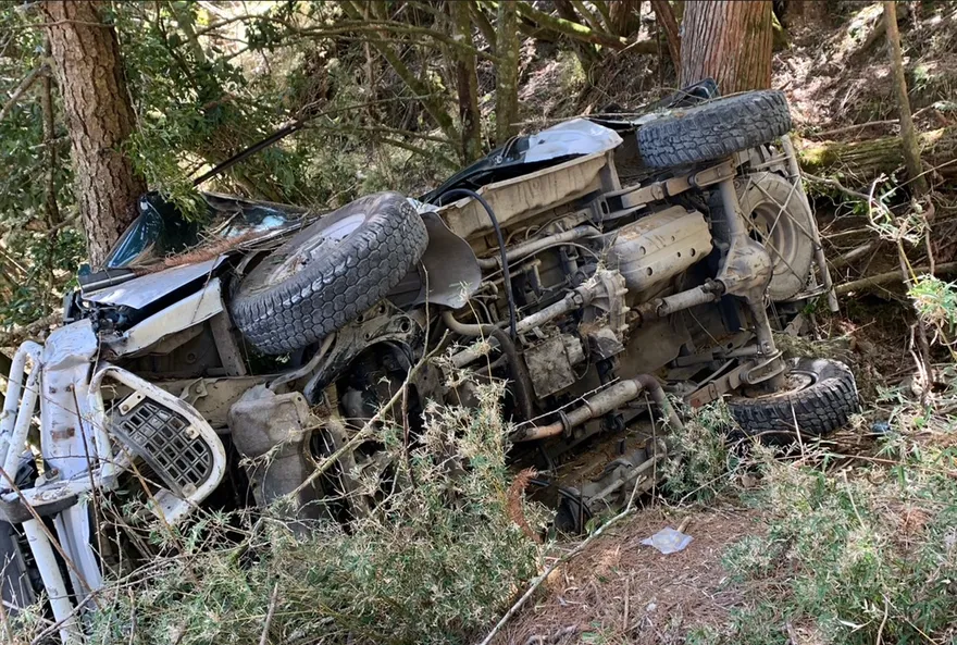 南投郡大林道登山接駁車翻覆山谷！　7人受傷、1人意識不清