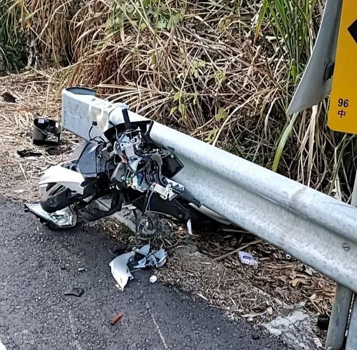 快訊/台中爆嚴重車禍！22歲騎士自撞護欄「機車全毀」　搶救無效死亡