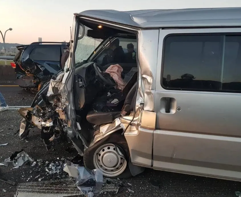 快訊/國1南向20K圓山路段「4車追撞」　回堵5公里！3傷1人意識不清全送醫