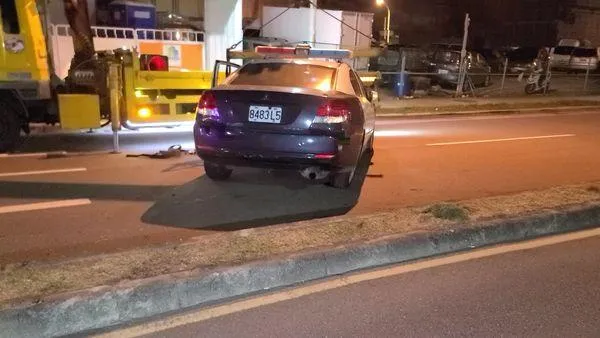 屁孩飆車跑給警察追　中途自摔遭警車輾過　真相影片曝光家屬怒氣秒熄