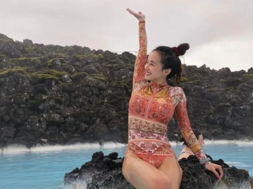 蔡依林冰島脫了！泡溫泉高衩泳裝照曝光　「胸前神秘黑點」有玄機