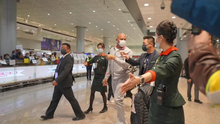 WBC經典賽/傳奇李維拉抵台球迷簇擁！王建民說「台灣很美」…他親自來體驗