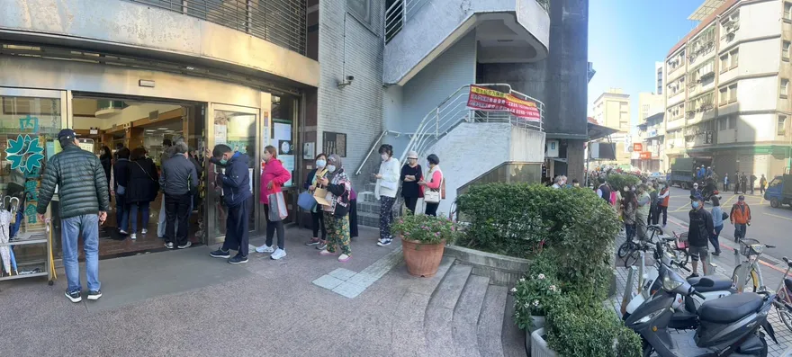 影/農會搶蛋！內湖民眾「排2小時買蛋」 　下午第2波開賣「號碼牌秒發完」