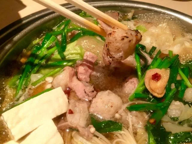 鍋中撈出奇怪生物一看竟是「燉爛脫皮的老鼠」！他崩潰反被店家嗆：自導自演