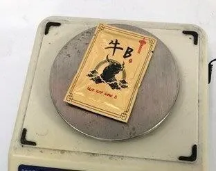 影/想嫁禍給運將？男子攜毒搭小黃遇路檢　竟將「牛B」毒咖啡包踹到椅子下