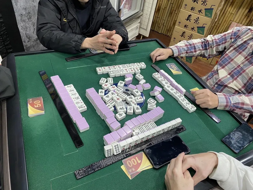 影/再集8點就可換錢？淡水警方破獲「點數卡」賭場　帶回32人查扣250萬「這東西」