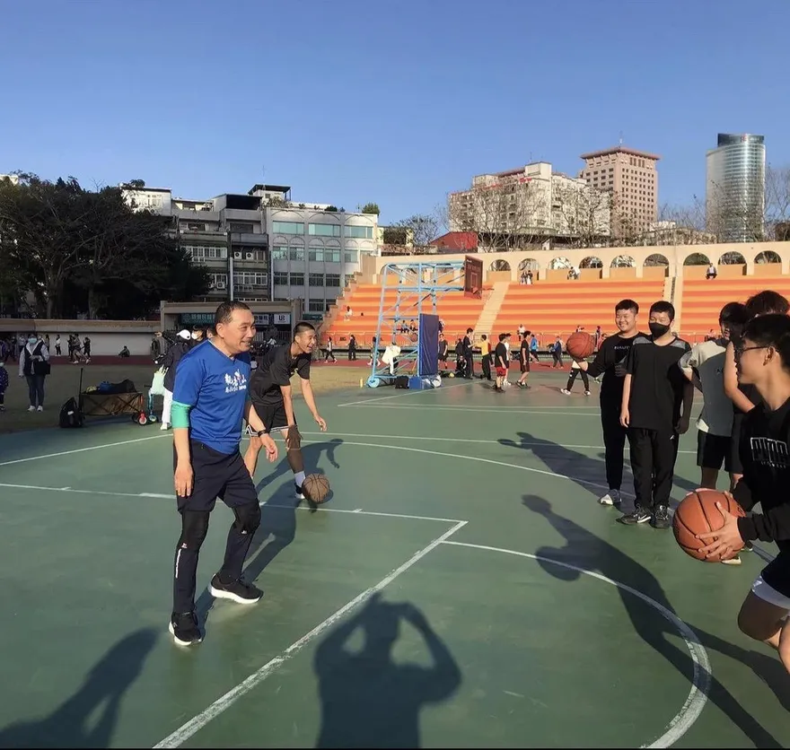 事發照片曝光！侯友宜跛腳、左眼瘀青　戰果是PK連勝多名高中生？