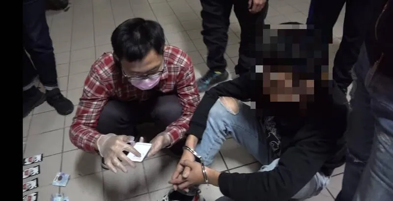 毒販真貼心「天冷送到家」各種暗號到處貼！警到場強力壓制