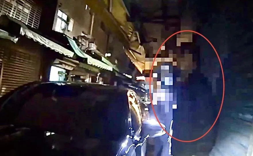男子深夜紅線違停引警盤查　駕駛座一大包這個下場慘了