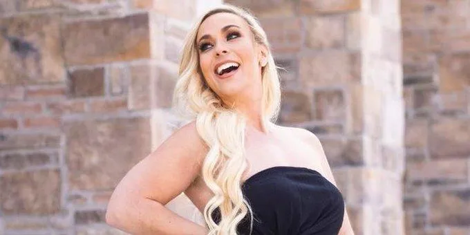 女師年薪破百萬！兼職賣裸照、原汁內褲「下秒被炒」…她直接轉正撈得風生水起