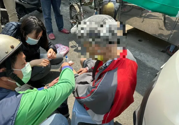 為救浴血老翁！機車騎士「急闖紅燈又不戴帽」被攔　警聽這句話秒放人