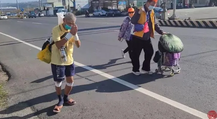 小腿萎縮裹紗布！跛腳追白沙屯媽祖走完9天　「勇腳阿伯」身分曝光
