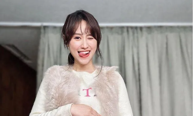 吳姍儒臨盆倒數…無預警曝光「圓滾滾巨肚」！吐舌自拍笑喊：肚子忽大忽小