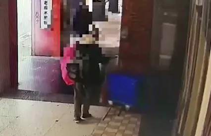 影/這偷「車」賊太誇張！男嫌手上物品太多　竟從旅館lobby整台推出去