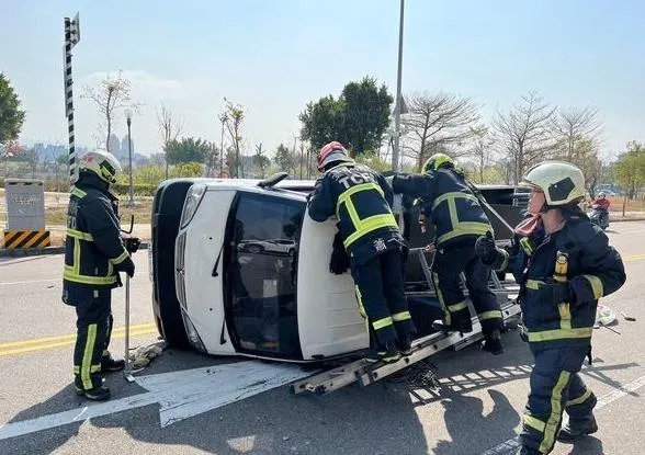 快訊/台中小貨車90度側翻橫躺馬路　駕駛意識清楚送醫救治