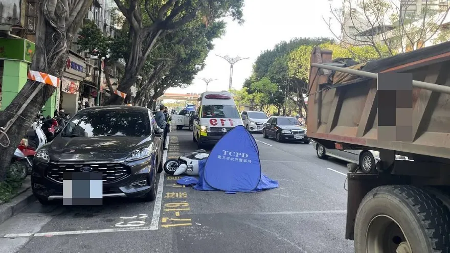 快訊/騎士閃清潔隊手推車！他煞車不及追撞倒地　慘遭砂石車輾過殞命
