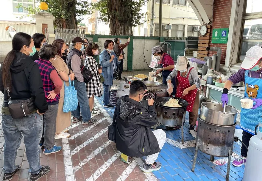 秒速還債！台南婦欠29萬法拍會賣「炒米粉」　香氣四溢民眾搶翻