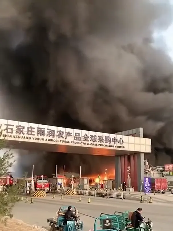 影/大陸河北市場驚傳大火傷亡人數未知　濃煙蔽日景象駭人