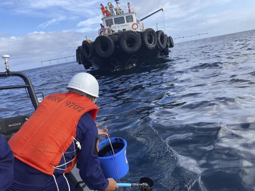 影/油輪菲律賓外海沉沒80萬公升燃油外洩　嚴重汙染致沿海60村莊居民痙攣嘔吐