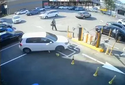 影/駕照怎麼考的？台中女「3刷」停車場閘門就是出不了　防撞桿魂斷輪下