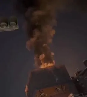 影/火舌衝天！台中高樓層建案頂樓竄出「濃煙柱」　蔓延2樓層2小時撲滅