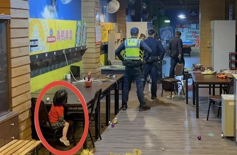 賣勾安捏打我媽媽！惡男嫌小吃店「沒小姐陪」　竟當著小女孩面「持椅狂砸」闆娘