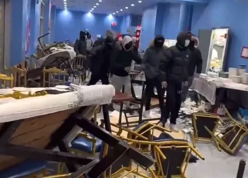 影/紐約中國餐館遭十幾名暴徒闖入掀桌砸店　員工嚇壞：這座城市越來越不安全了