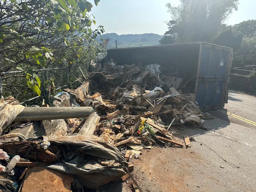 快訊/八里105縣道大貨車疑煞車失靈翻覆　駕駛輕傷道路中斷