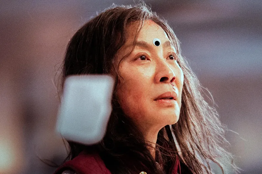 楊紫瓊有望成「奧斯卡首位亞裔影后」！《媽的多重宇宙》加開IMAX集氣場