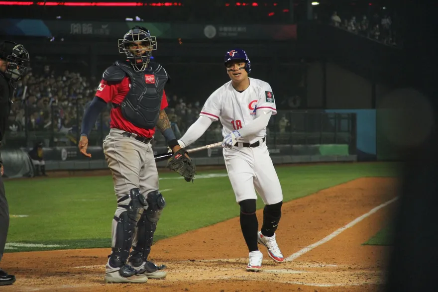 WBC棒球經典賽/敬禮！中華隊新四番翻紅　張育成談「洲際慘案」：下一場贏回來