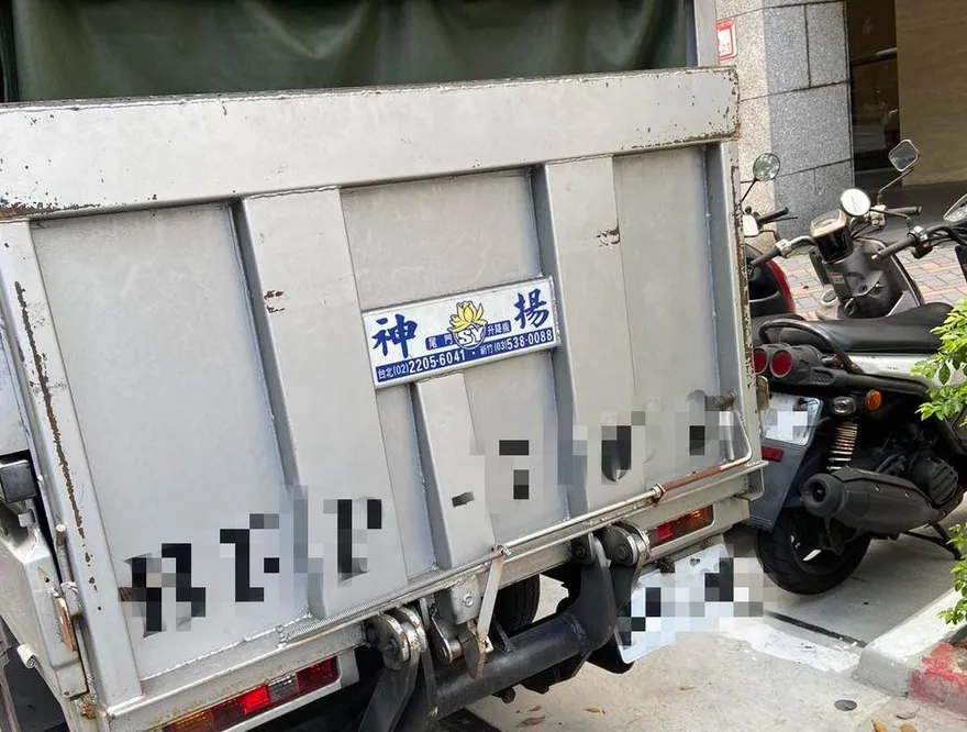 段宜康發文抱怨機車遭違停貨車阻擋出入　網友留言：感謝陳歐珀