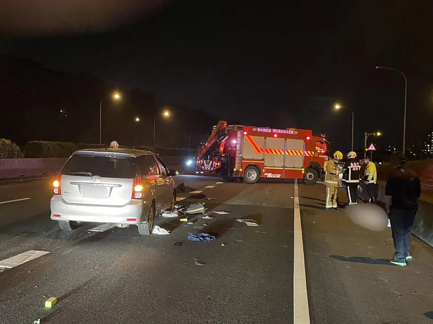 6旬翁暗夜走上國道…慘遭3車連環撞飛！捲車底濺血身亡