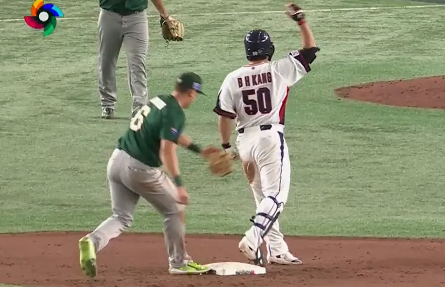 WBC棒球經典賽/超白爛！韓國重砲安打上壘慶祝過嗨　「腳離壘」慘遭觸殺