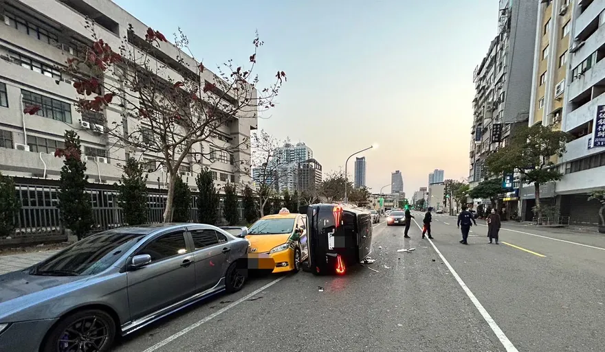 影/撞到車子站起來！高雄酒駕男闖紅燈又逆向　連擦4車！下場曝
